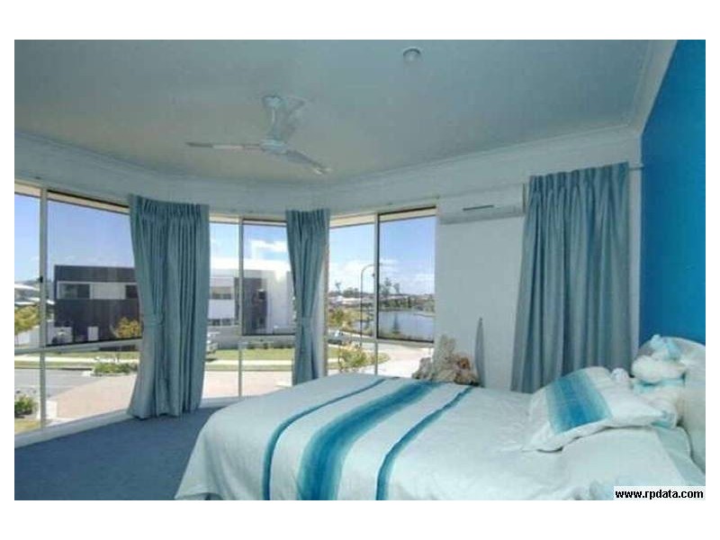 1 Moyenne Crescent, Varsity Lakes QLD 4227