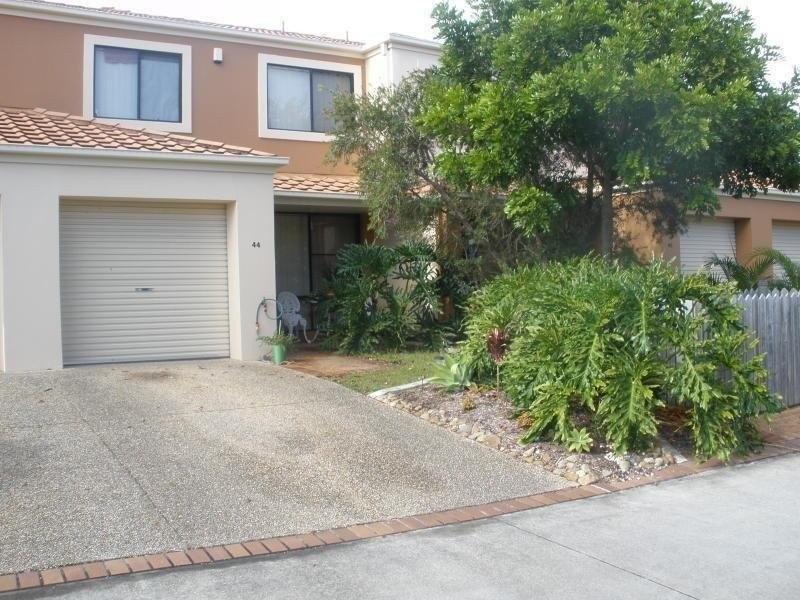 1 Warbler Pde, Varsity Lakes QLD 4227