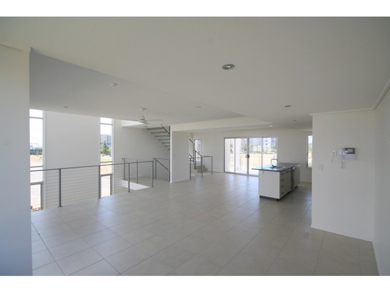3/10 Grand Parade, Kawana Island QLD 4575