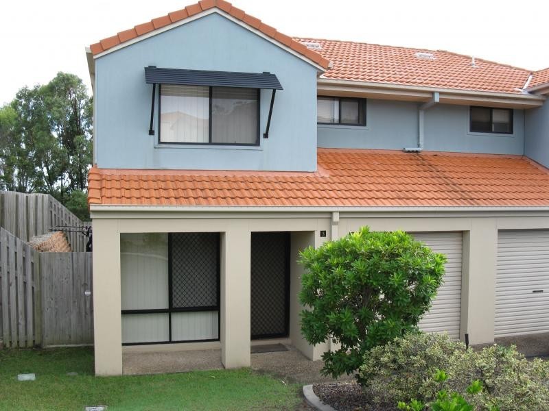 74 Universal St, Pacific Pines QLD 4211