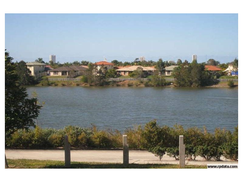 3 Moyenne Crescent, Varsity Lakes QLD 4227