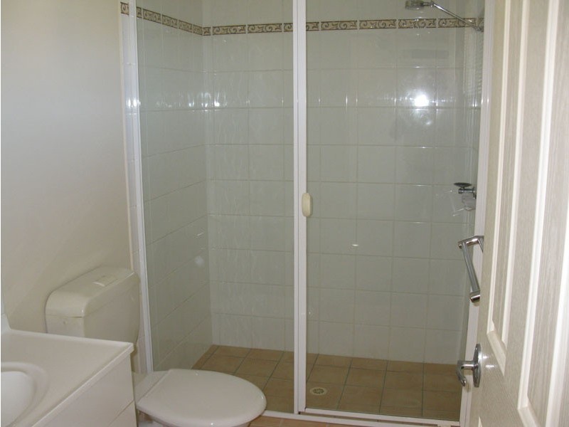 74 Universal St, Pacific Pines QLD 4211