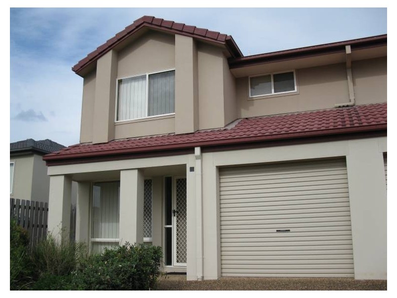 74 Universal St, Pacific Pines QLD 4211