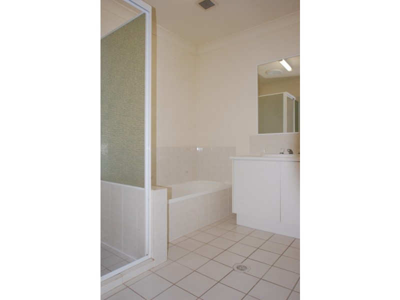 2/3 Arundel Drive,, Arundel QLD 4214