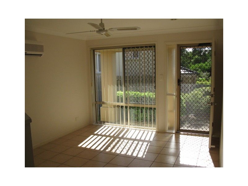 74 Universal St, Pacific Pines QLD 4211