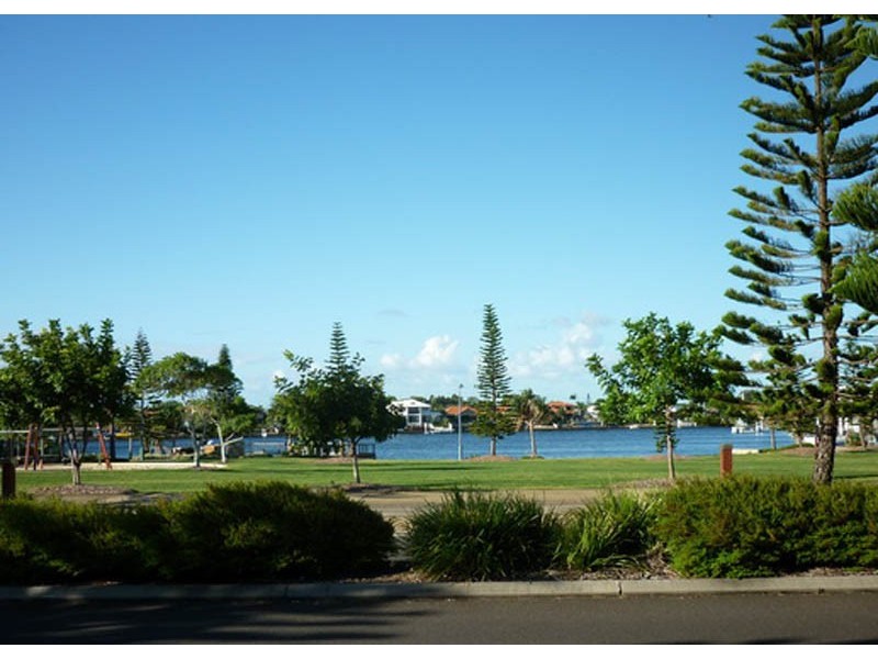 9/4 Grand Parade, Kawana Island QLD 4575