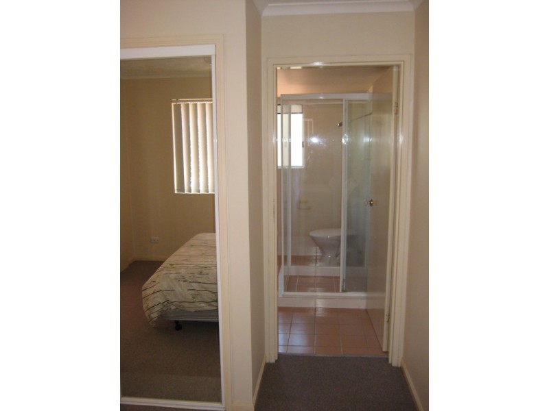 4/4 Adori Street, Chevron Island QLD 4217