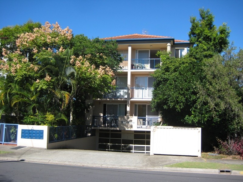 4/4 Adori Street, Chevron Island QLD 4217
