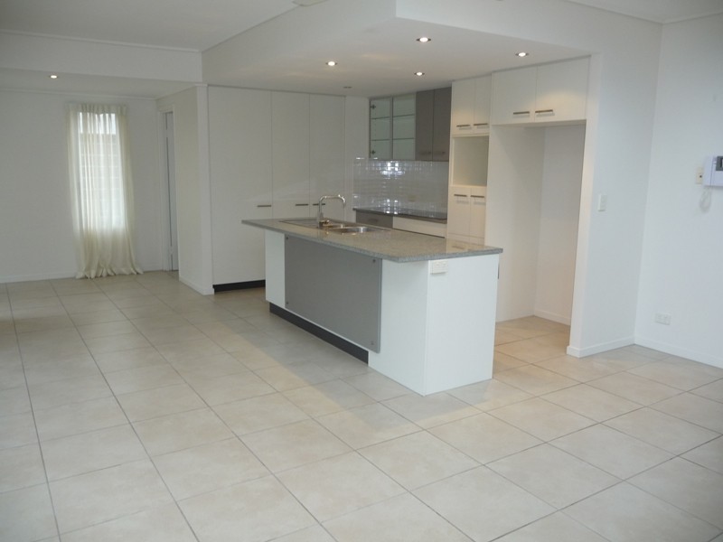 04/10 Grand Parade, Kawana Island QLD 4575