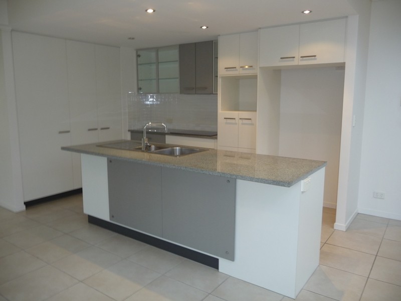 04/10 Grand Parade, Kawana Island QLD 4575