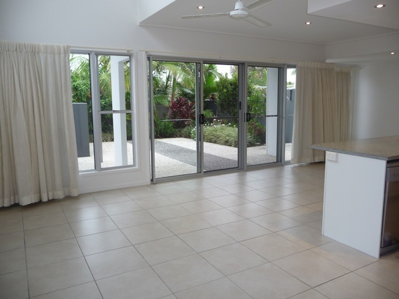 04/10 Grand Parade, Kawana Island QLD 4575