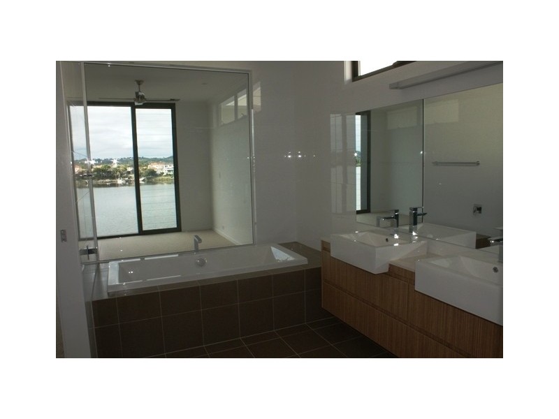 9 Moores Cres, Varsity Lakes QLD 4227