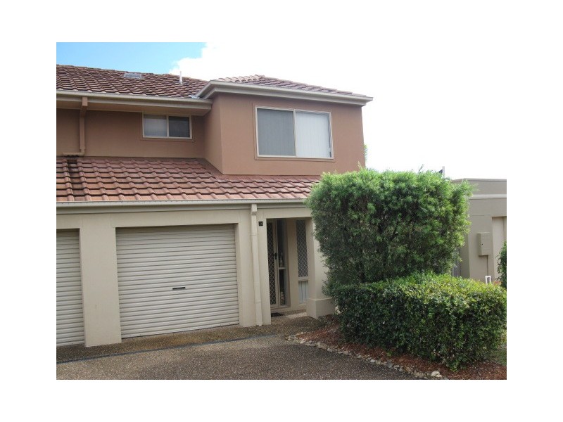 74 Universal St, Pacific Pines QLD 4211