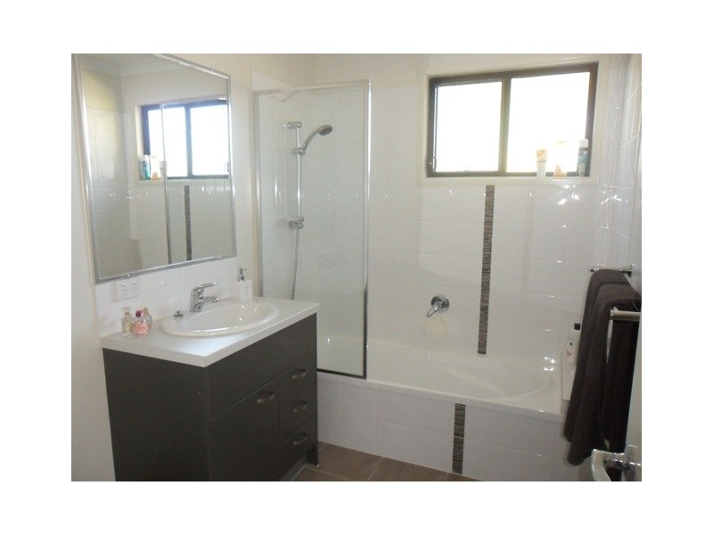 1/1 a Navua Avenue, Aspley QLD 4034