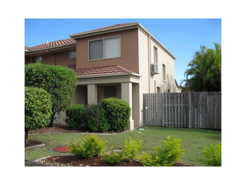 74 Universal St, Pacific Pines QLD 4211