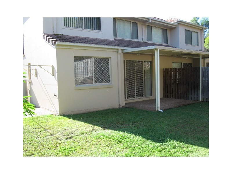 74 Universal St, Pacific Pines QLD 4211