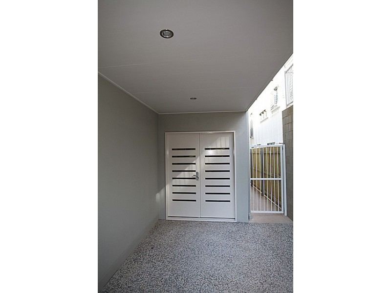 99 Ninth Aveune, St Lucia QLD 4067