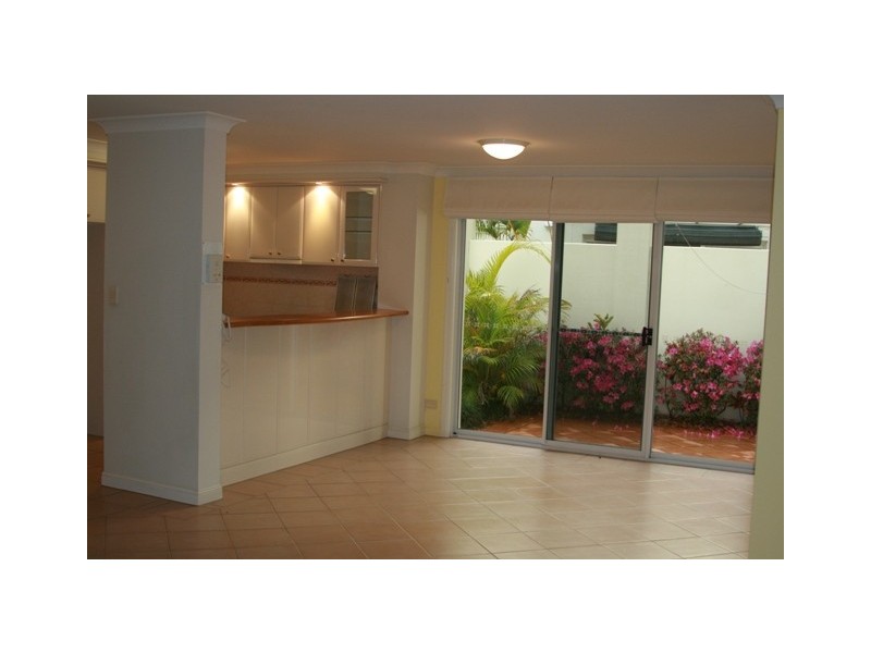 5/100 Cotlew St East, Southport QLD 4215
