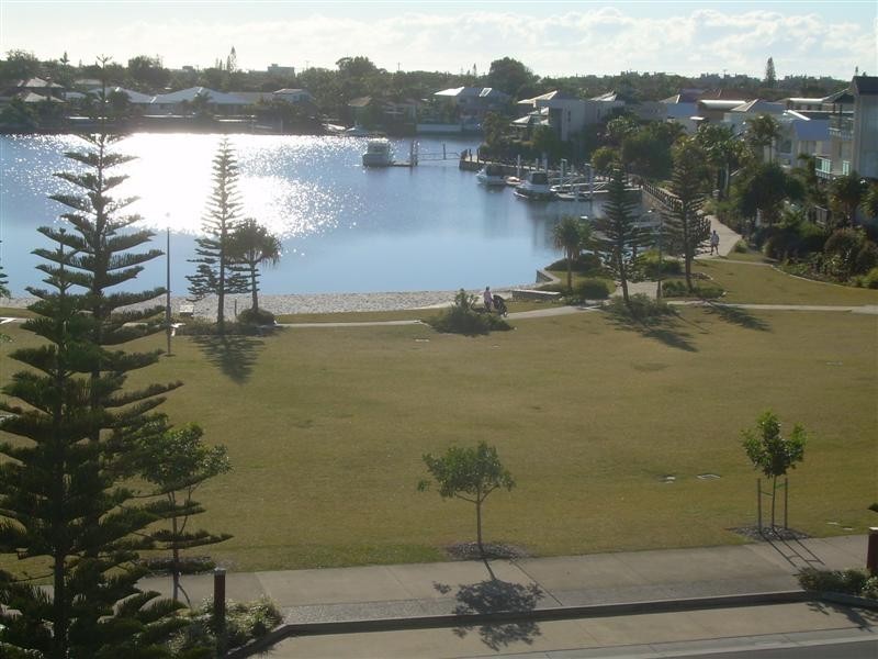 7/4 Grand Parade, Kawana Island QLD 4575