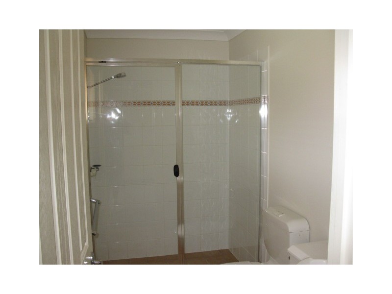 74 Universal St, Pacific Pines QLD 4211