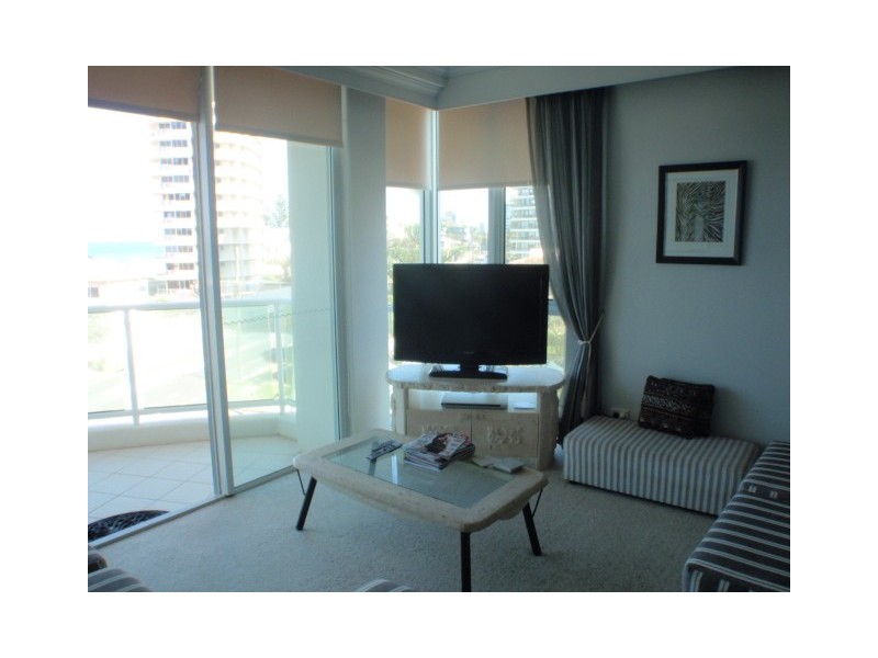 5 WOODROFFE AVENUE, Main Beach QLD 4217