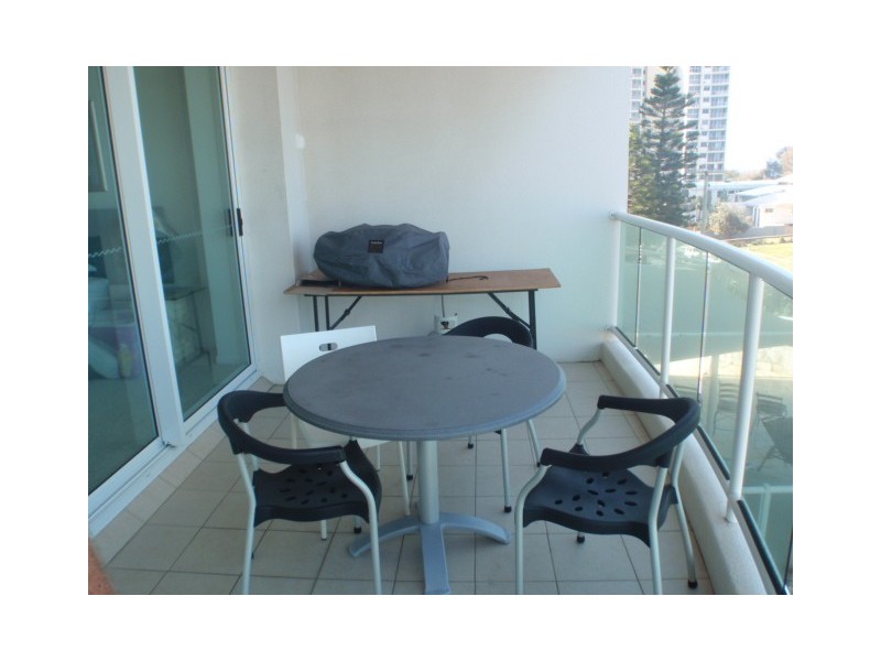 5 WOODROFFE AVENUE, Main Beach QLD 4217