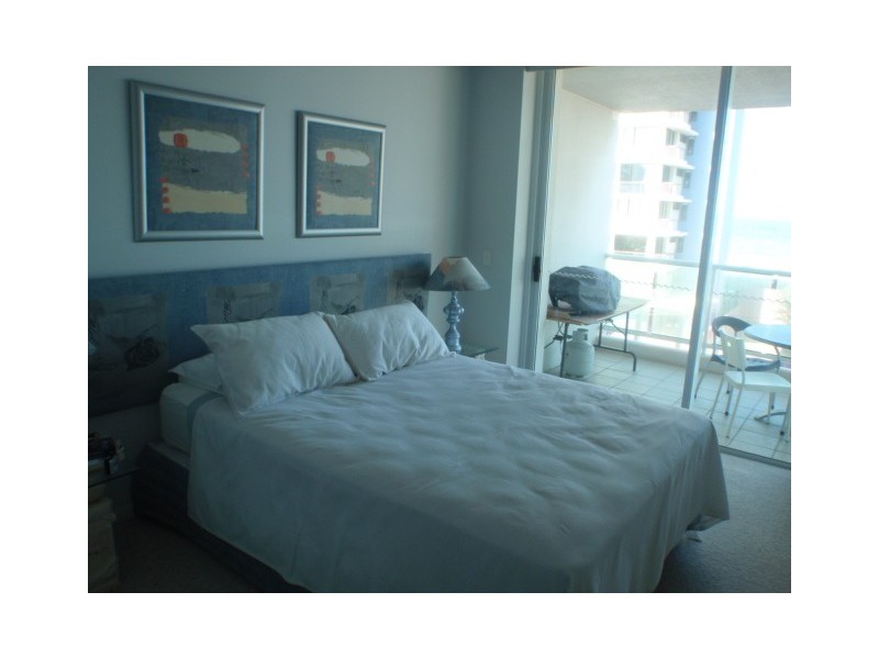 5 WOODROFFE AVENUE, Main Beach QLD 4217