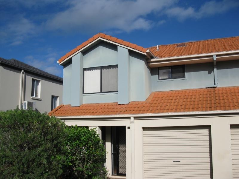 74 Universal St, Pacific Pines QLD 4211