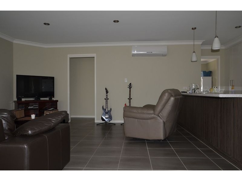 6 Faraday Street, Pacific Pines QLD 4211