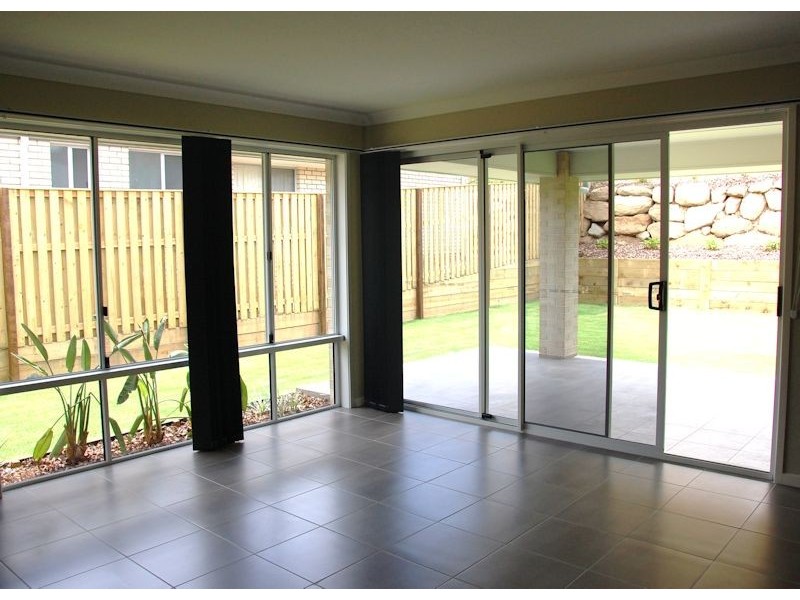 6 Faraday Street, Pacific Pines QLD 4211