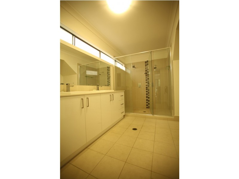 97 Ninth Aveune, St Lucia QLD 4067