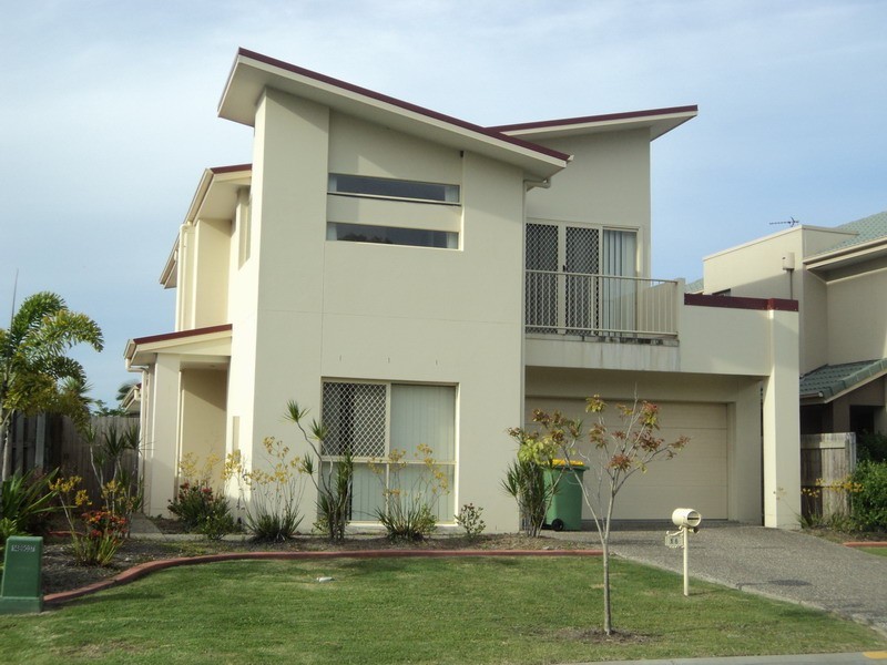 16 Marks Drive, Varsity Lakes QLD 4227