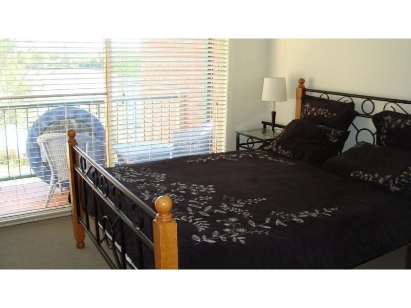 2/9 Santa Cruz Blvd, Clear Island Waters QLD 4226