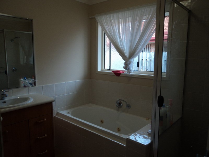 8 Tracey Cres, Varsity Lakes QLD 4227