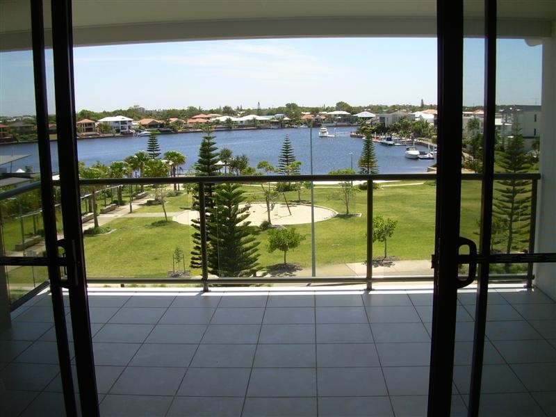 61/4 Grand Parade, Kawana Island QLD 4575