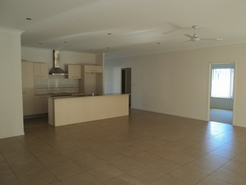 3 Laura Place, Varsity Lakes QLD 4227