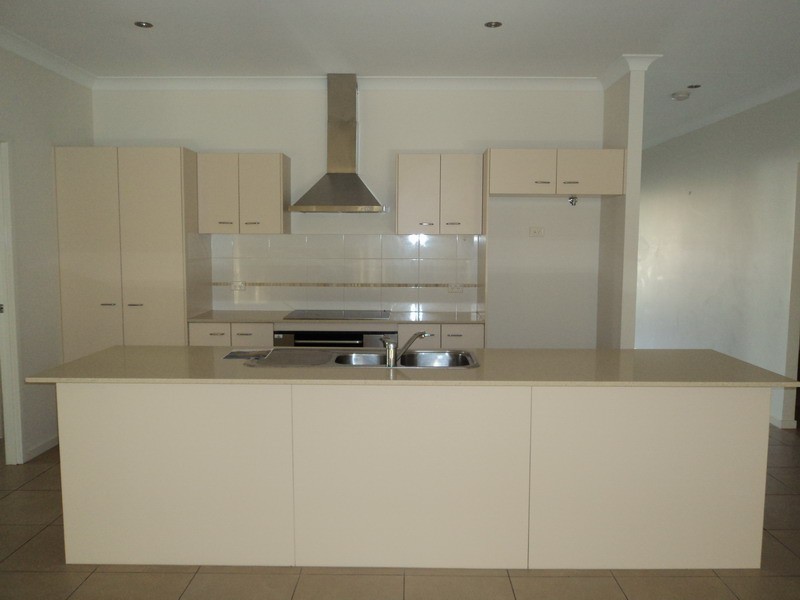 3 Laura Place, Varsity Lakes QLD 4227