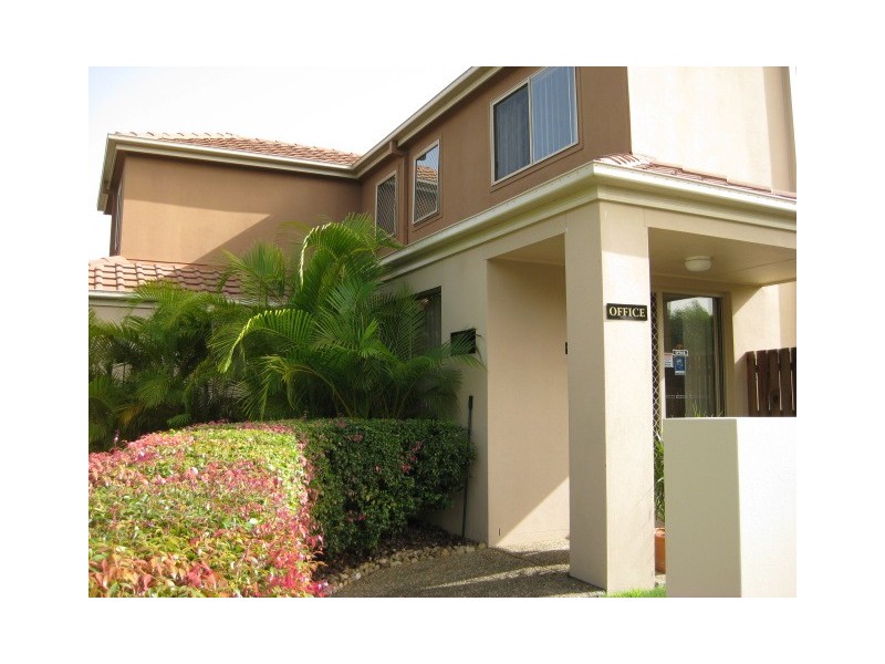 74 Universal St, Pacific Pines QLD 4211