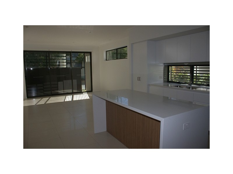 9 Moores Crescent, Varsity Lakes QLD 4227