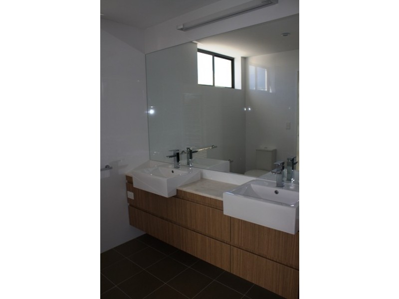 9 Moores Crescent, Varsity Lakes QLD 4227