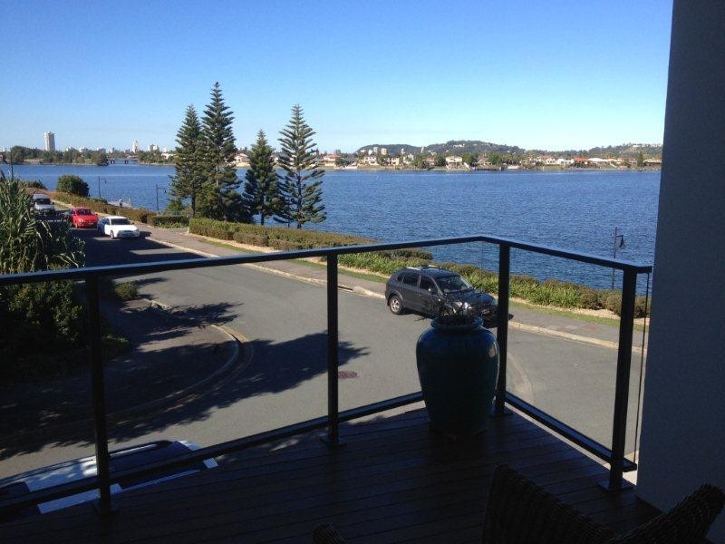 9 Moores Crescent, Varsity Lakes QLD 4227