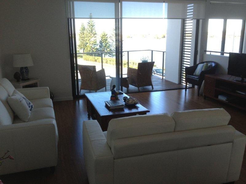 9 Moores Crescent, Varsity Lakes QLD 4227