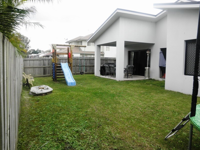 8 Marks Drive, Varsity Lakes QLD 4227