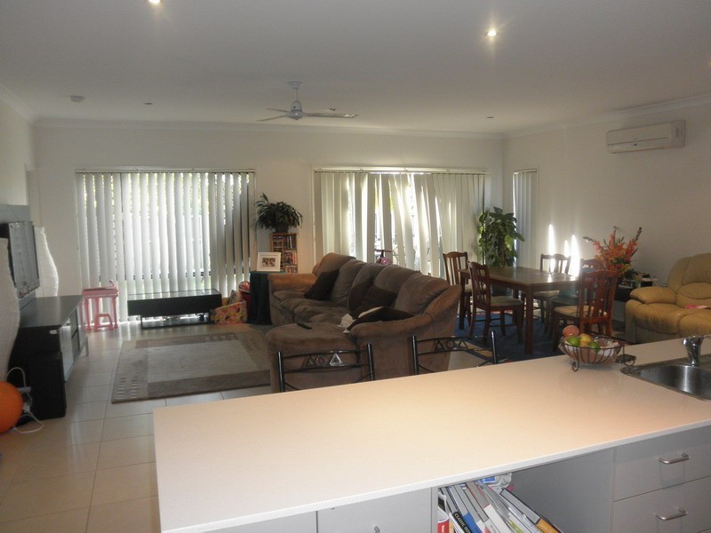 8 Marks Drive, Varsity Lakes QLD 4227