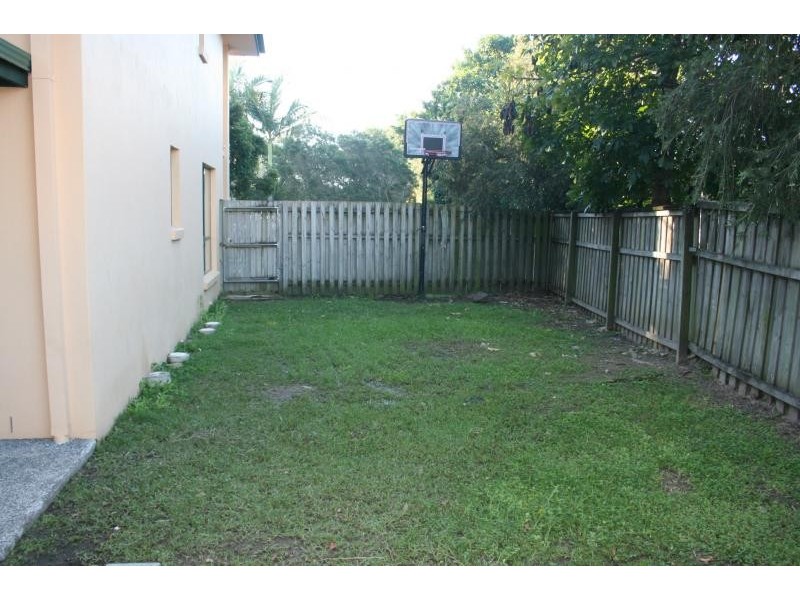 1/156 Green Acre Drive, Arundel QLD 4214