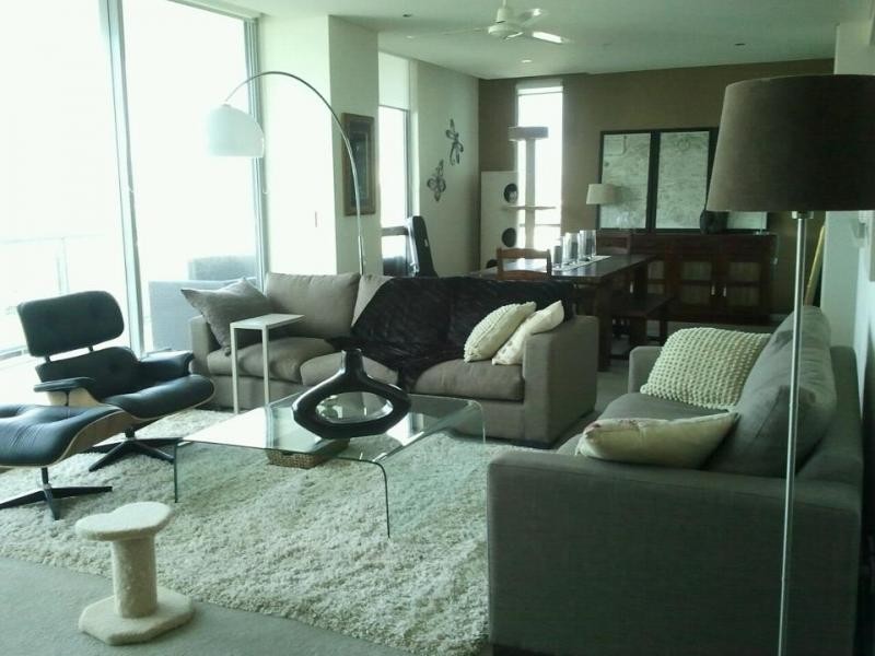 1 Como Crescent, Southport QLD 4215