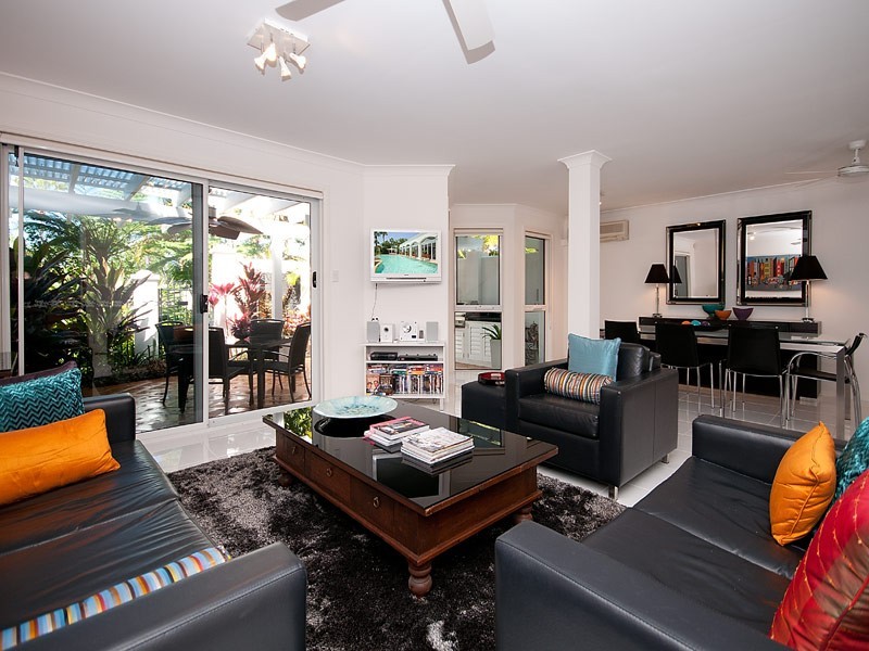 8/100 Cotlew St East, Southport QLD 4215