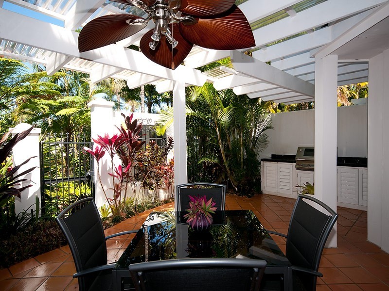 8/100 Cotlew St East, Southport QLD 4215