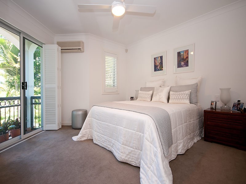 8/100 Cotlew St East, Southport QLD 4215