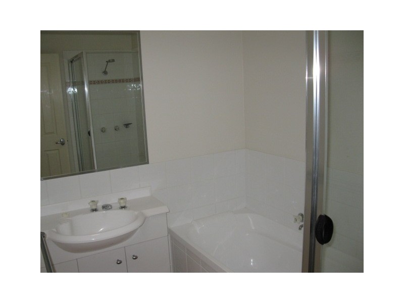 74 Universal St, Pacific Pines QLD 4211